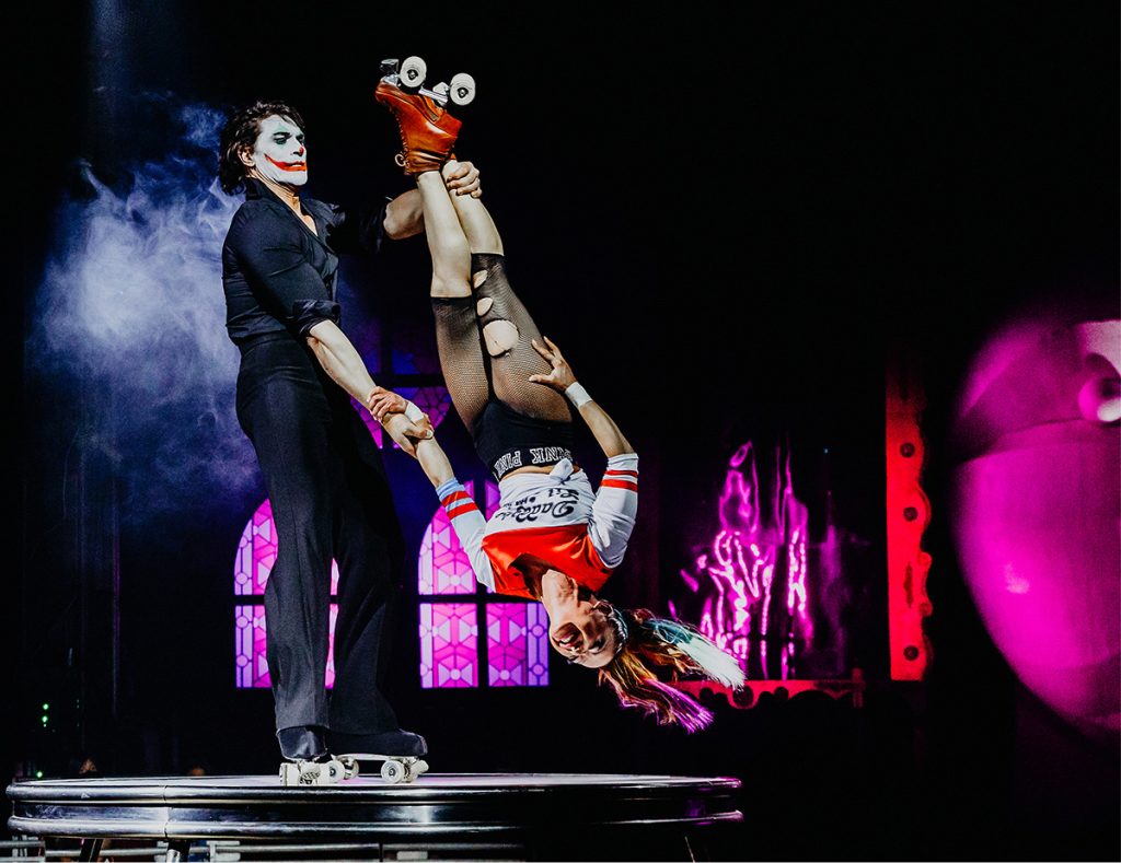Dos artistas realizan una figura de equilibrio acrobático durante una actuación.